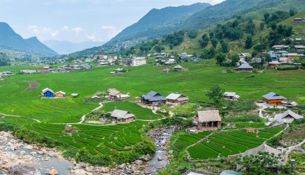 Sapa mist and mountains